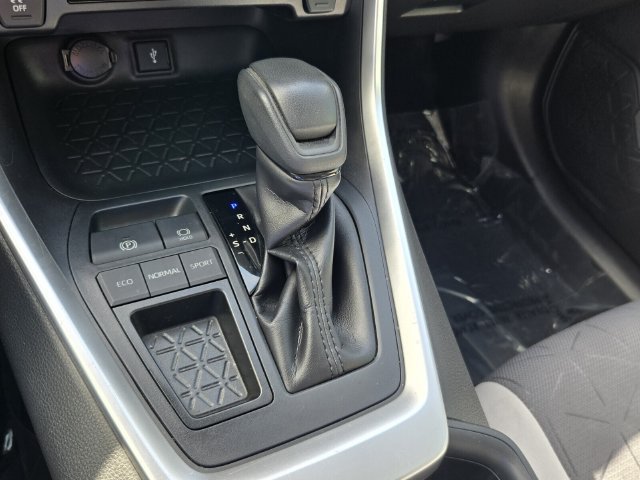 Used 2020 Toyota RAV4 XLE w/ Convenience Package FWD image 21