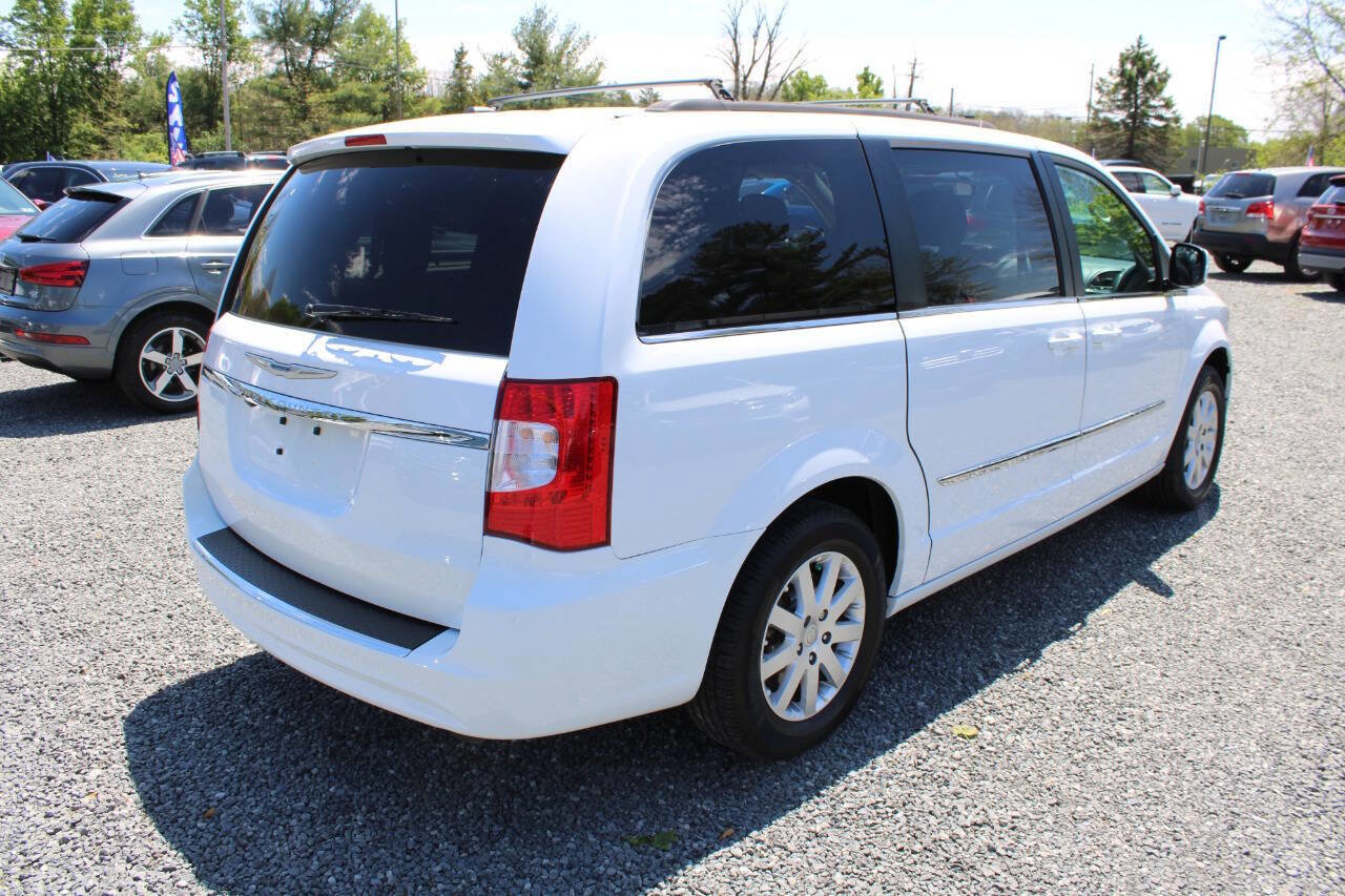 Used 2016 Chrysler Town & Country Touring FWD image 7