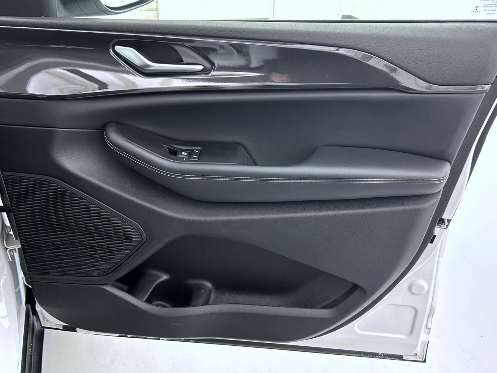 Certified 2023 Jeep Grand Cherokee Laredo AWD/4WD image 16