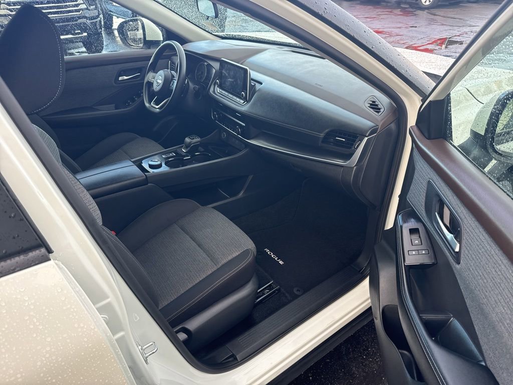 Used 2023 Nissan Rogue SV image 14