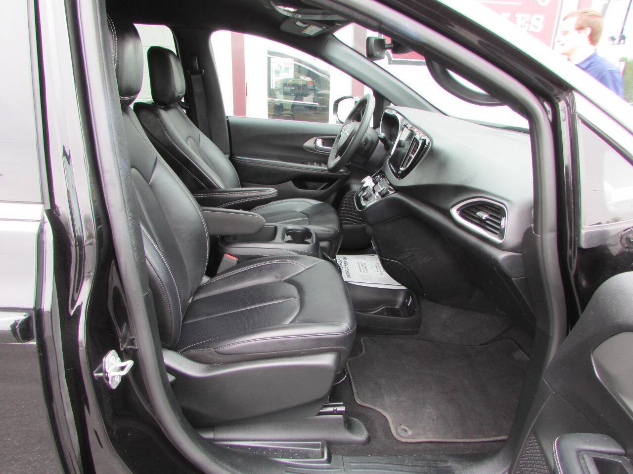 Used 2025 Chrysler Pacifica Select FWD image 9