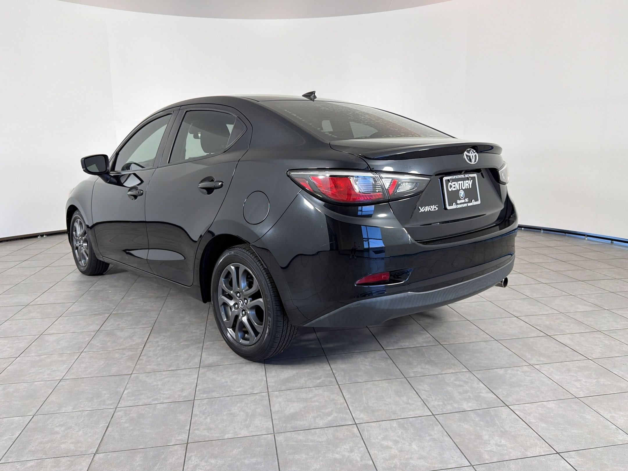 Used 2019 Toyota Yaris LE image 3