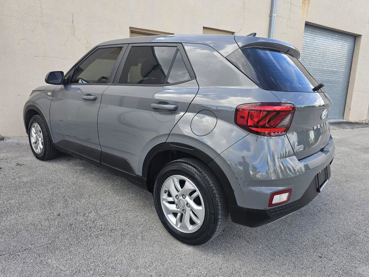 Used 2021 Hyundai Venue SE FWD image 11