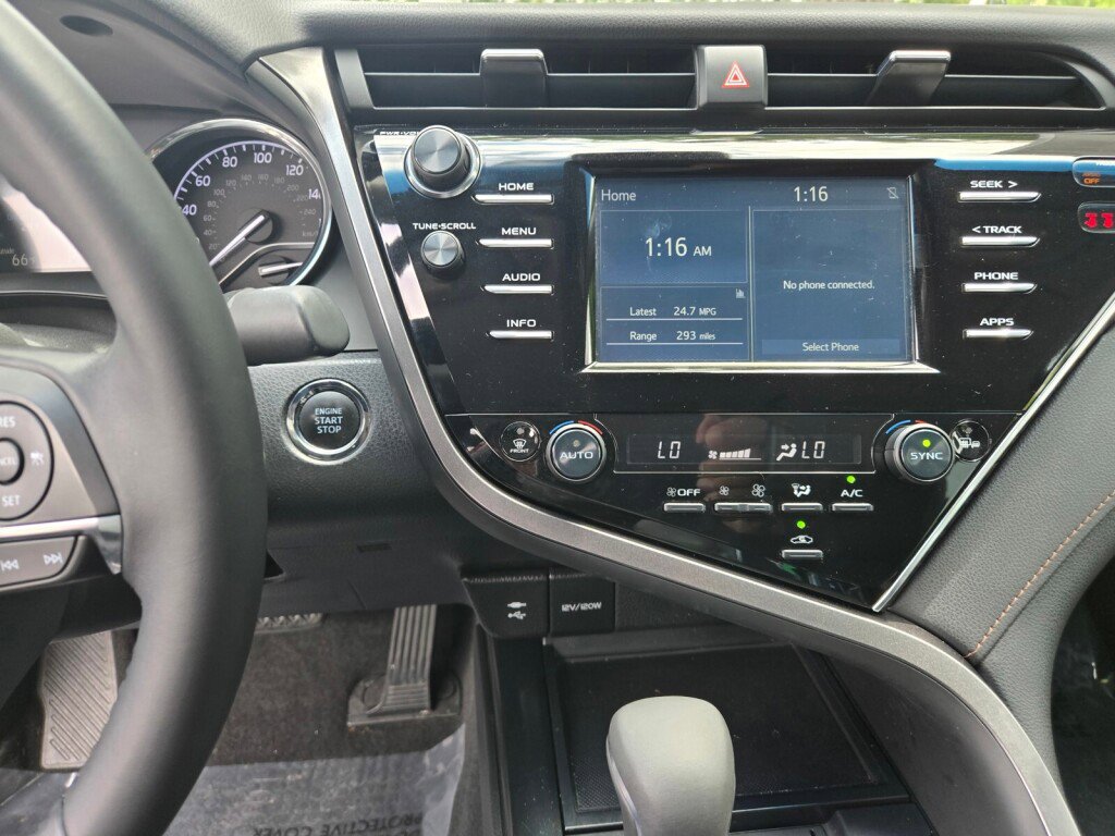 Used 2018 Toyota Camry XLE FWD image 13