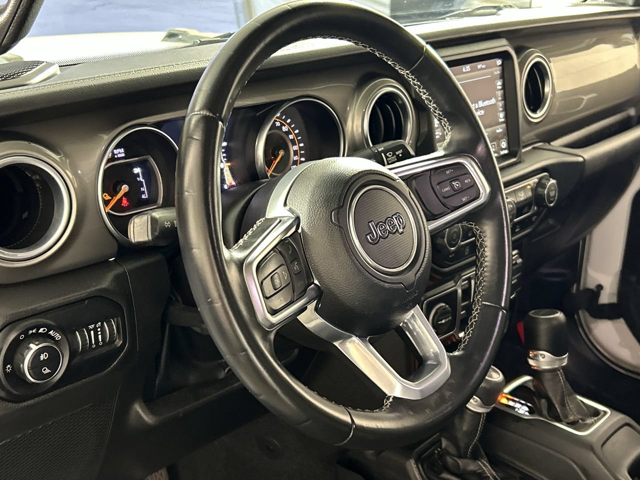 Used 2022 Jeep Gladiator Overland AWD/4WD image 13