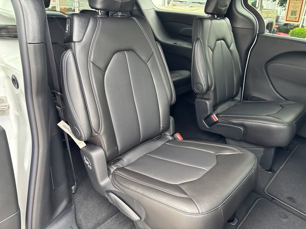 New 2027 Chrysler Pacifica Select FWD image 43
