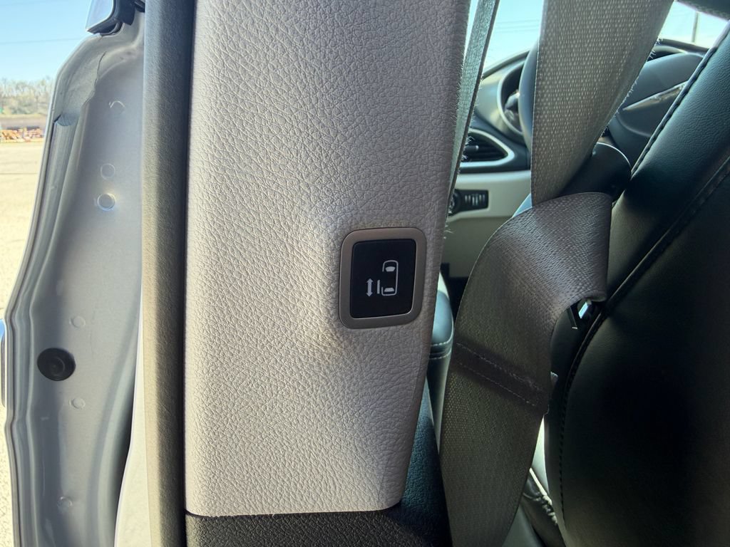Used 2024 Chrysler Pacifica Touring-L FWD image 31