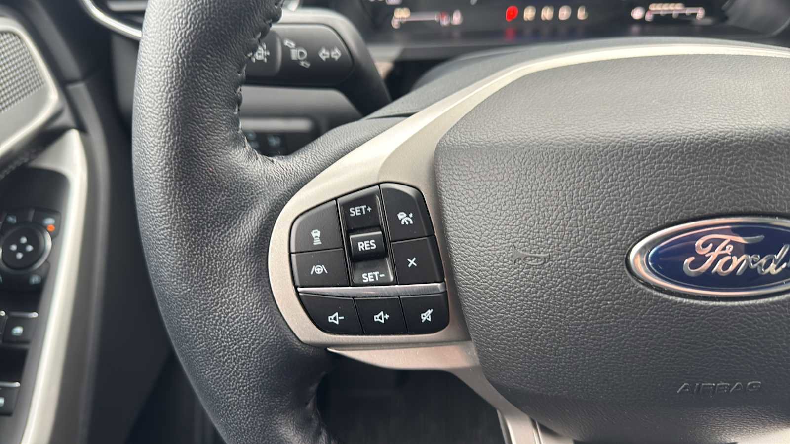 Used 2022 Ford Explorer Limited w/ Equipment Group 301A image 28