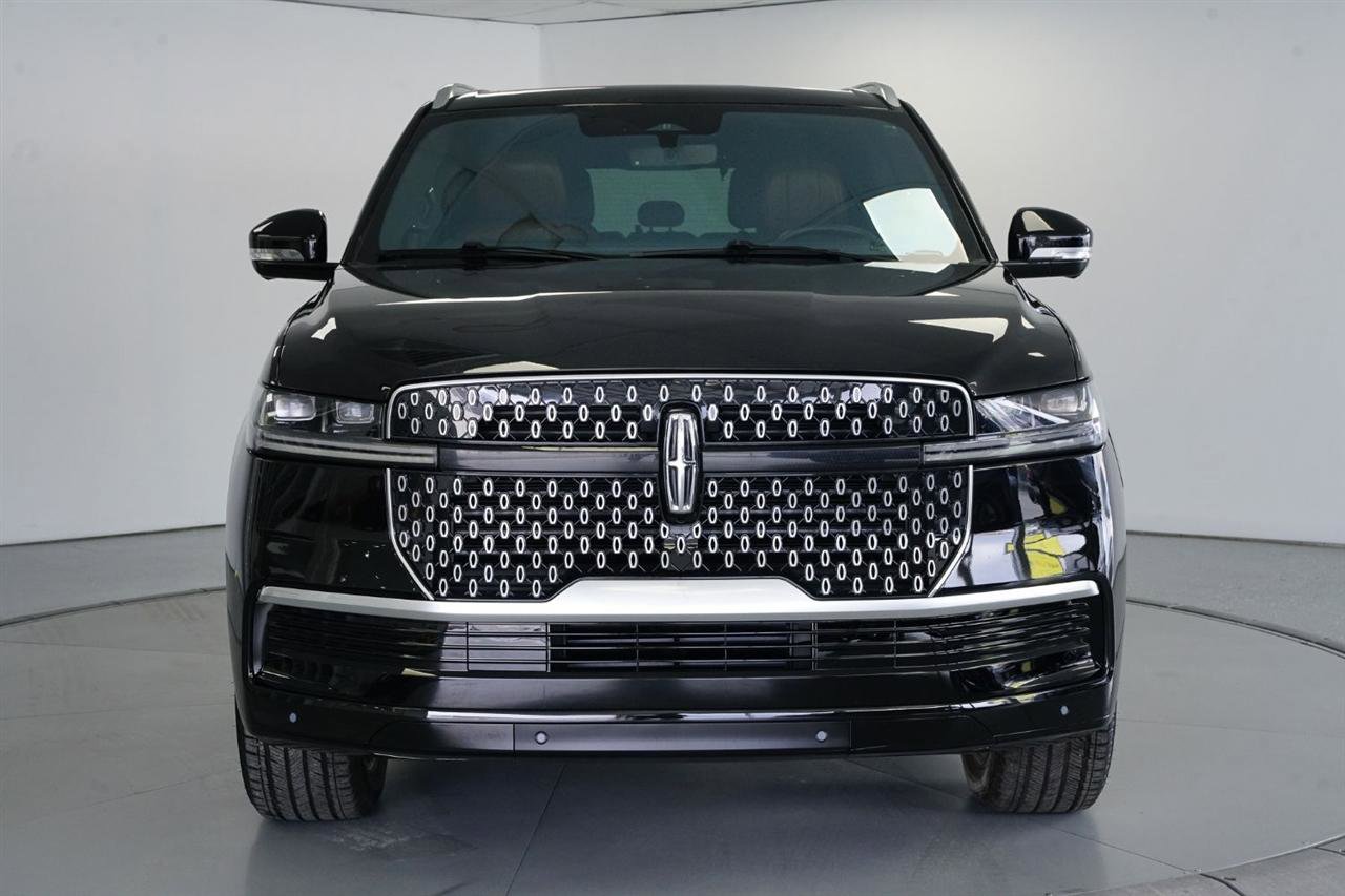Used 2025 Lincoln Navigator Reserve image 3