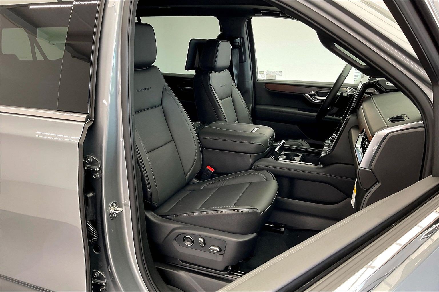 New 2026 GMC Yukon XL Denali w/ Advanced Technology Package AWD/4WD image 9