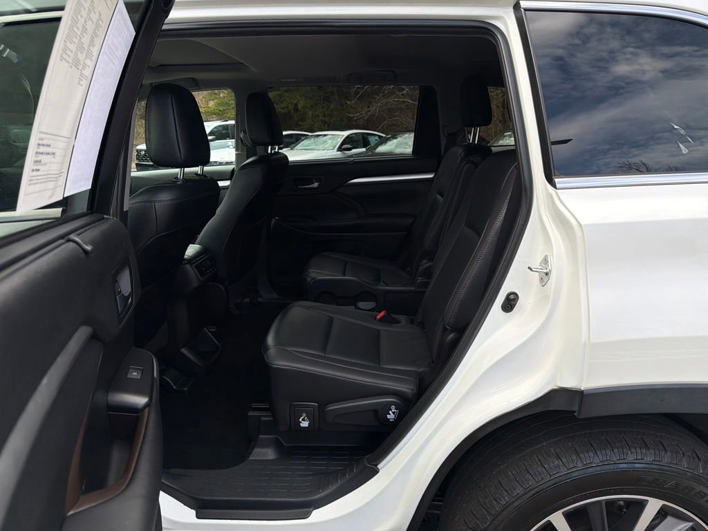 Used 2019 Toyota Highlander XLE image 28