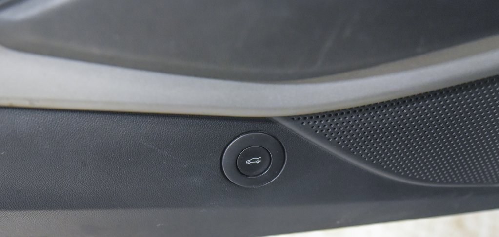 Used 2018 Chevrolet Camaro LT image 17