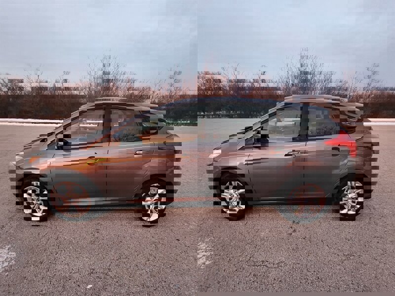 Used 2013 Ford Focus SE w/ SE Winter Pkg image 3