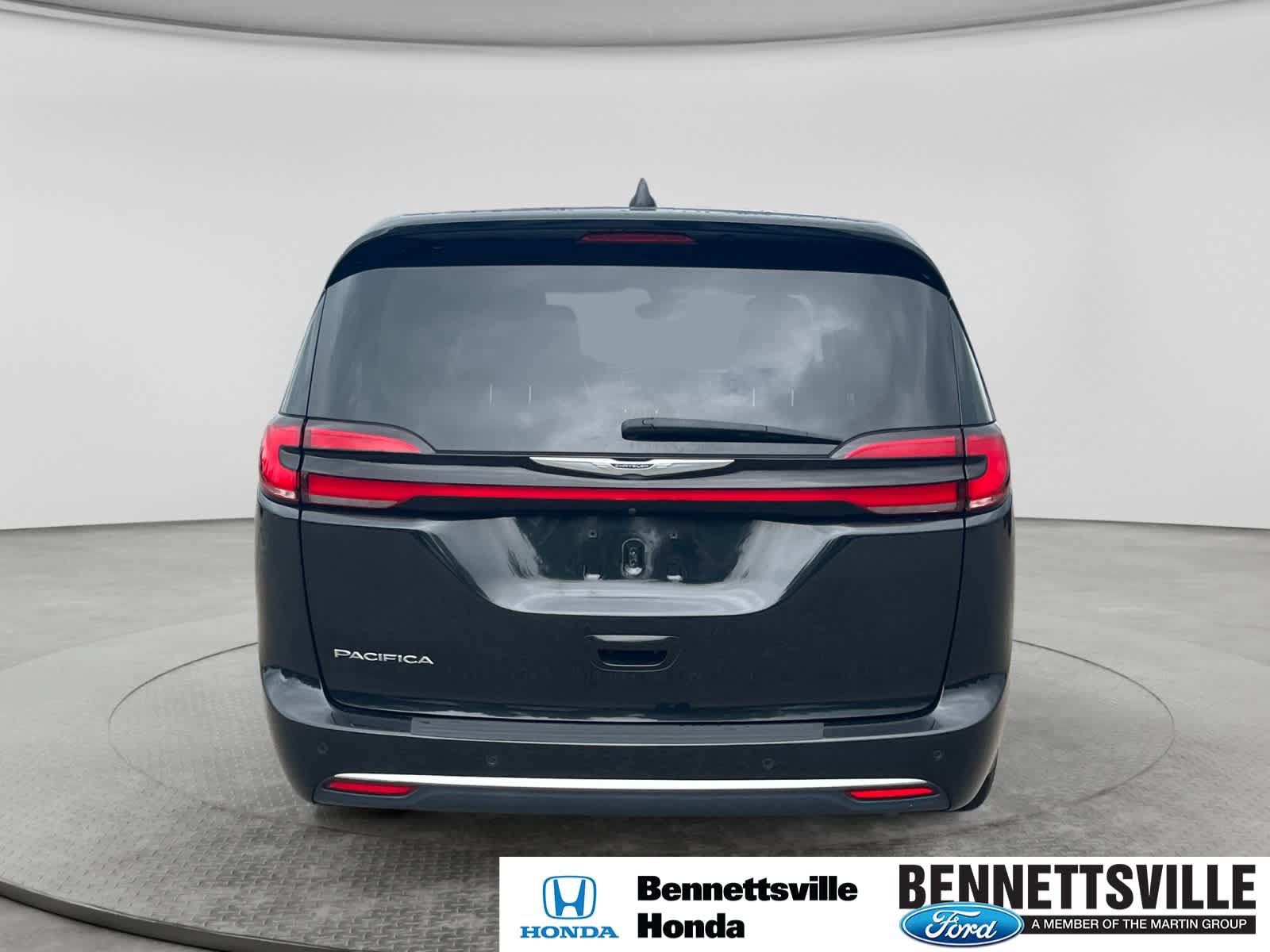 Used 2023 Chrysler Pacifica Touring-L FWD image 6