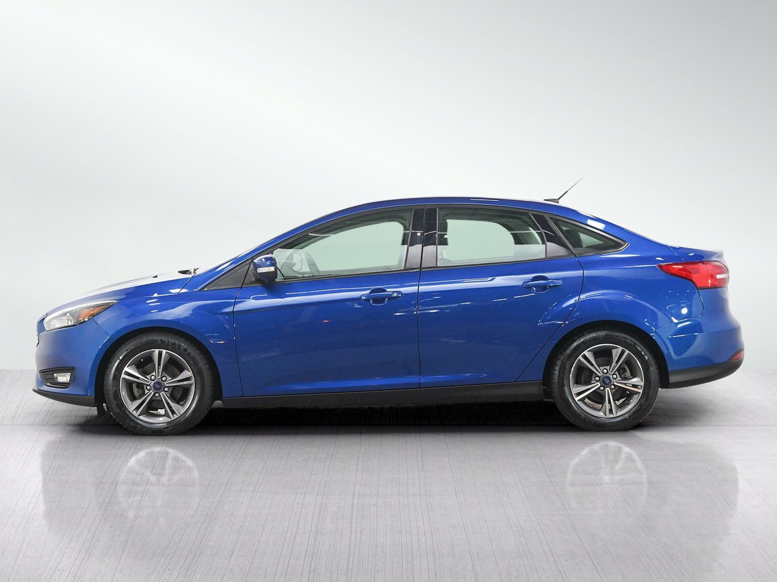 Used 2018 Ford Focus SE w/ SE Appearance Package FWD image 2