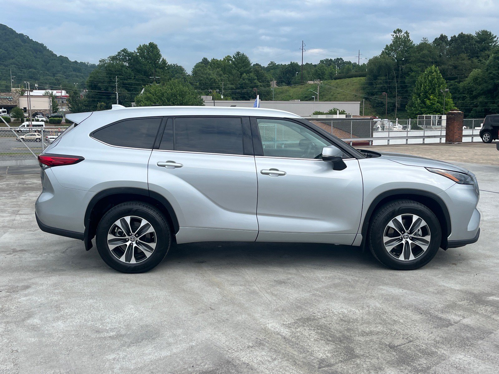 Used 2022 Toyota Highlander XLE AWD/4WD image 2