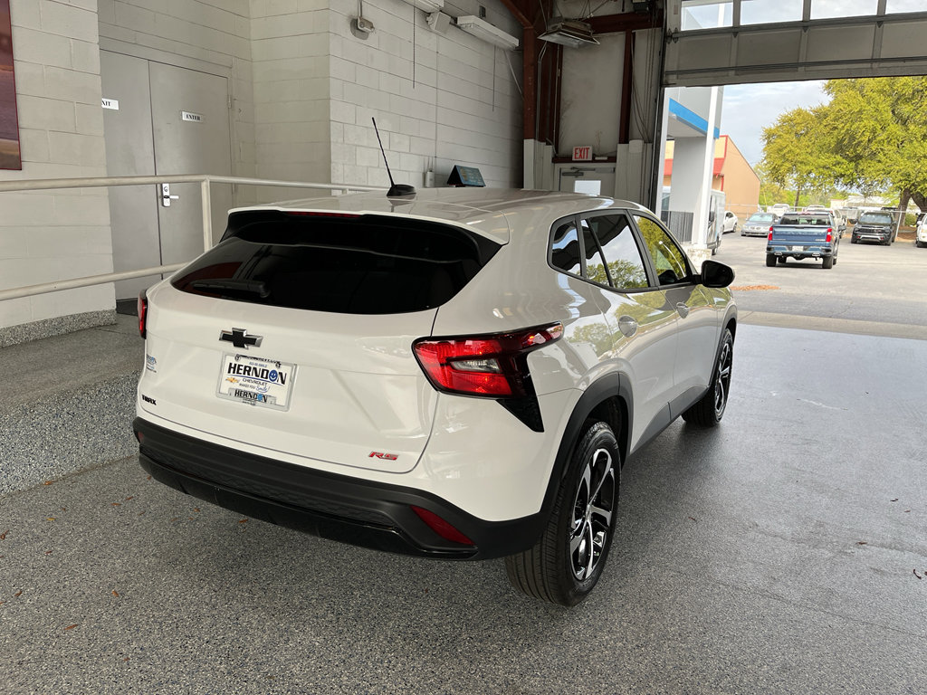 Used 2024 Chevrolet Trax RS w/ Sunroof Package FWD image 10