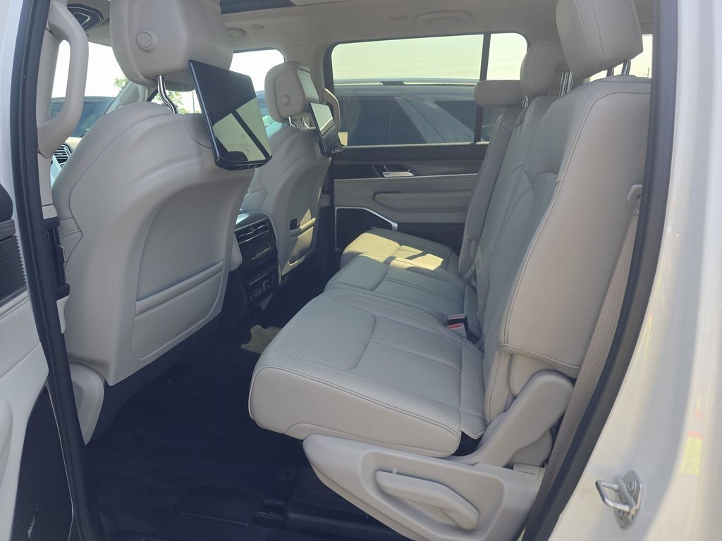 Used 2024 Jeep Wagoneer Series III w/ Premium Group I image 9