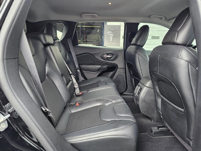 Used 2021 Jeep Cherokee Latitude Plus AWD/4WD image 15