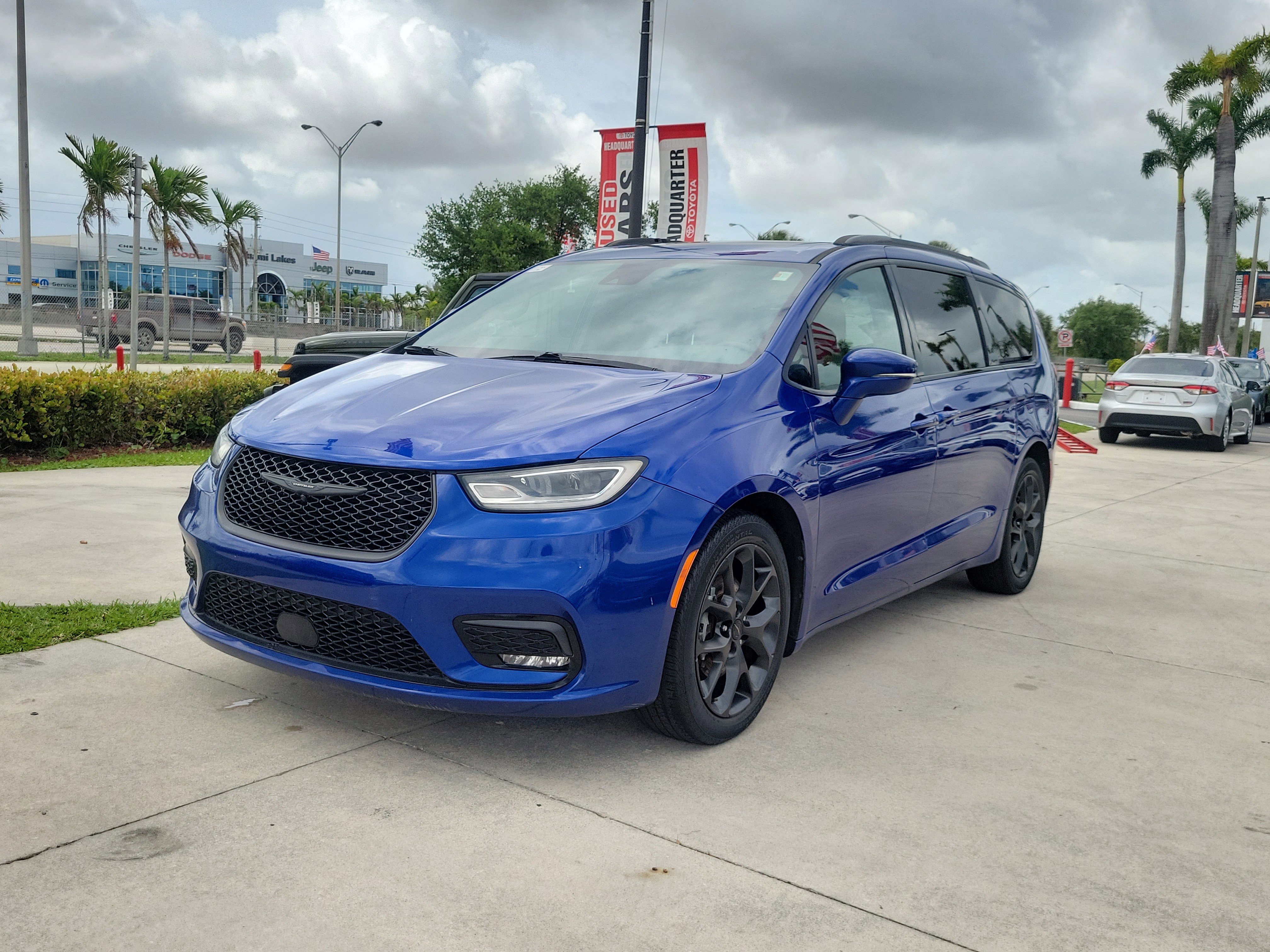 Used 2021 Chrysler Pacifica Touring-L w/ Uconnect Theater Family Group image 6