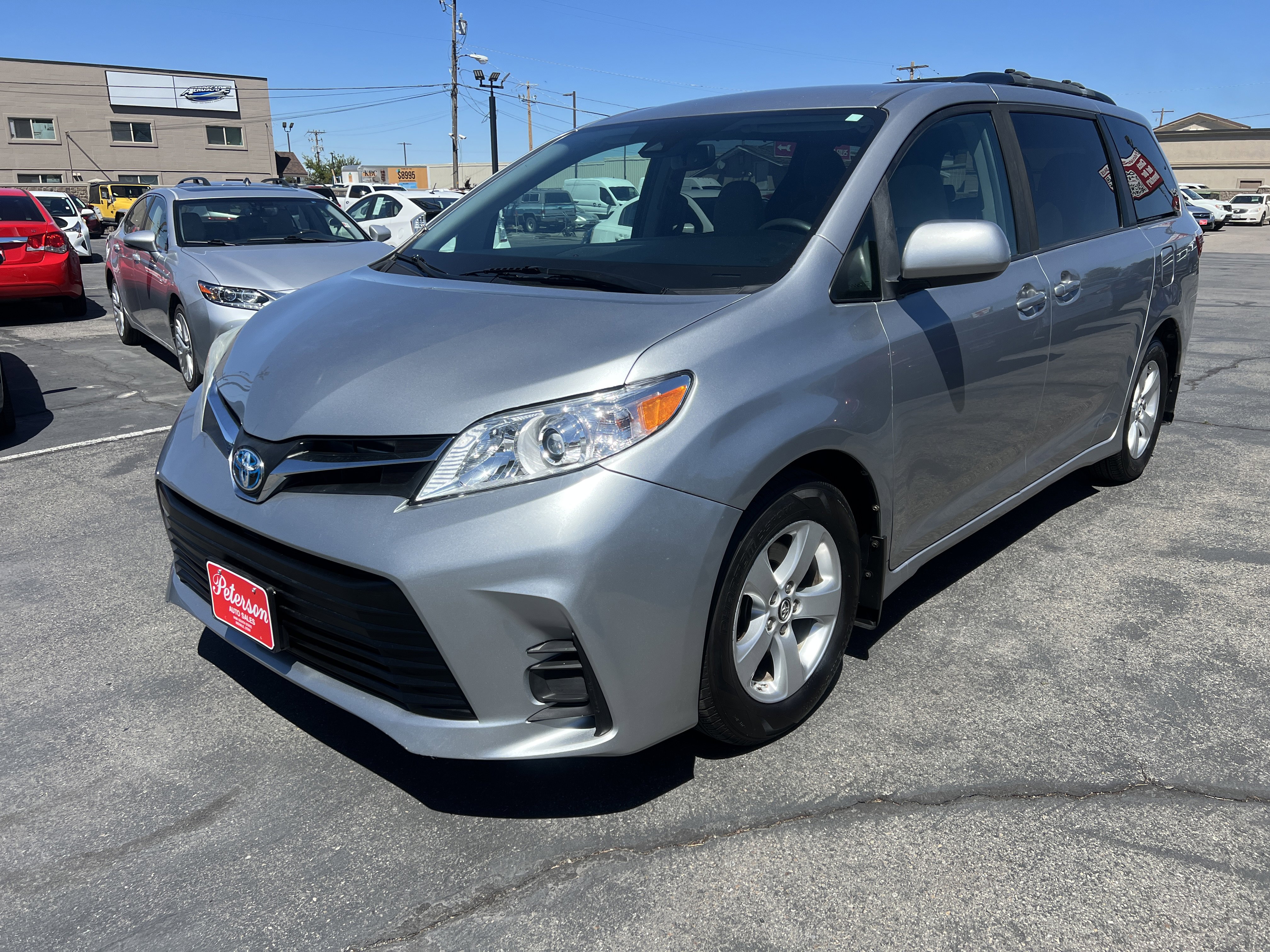 Used 2018 Toyota Sienna LE w/ Carpet Mat Package FWD image 3