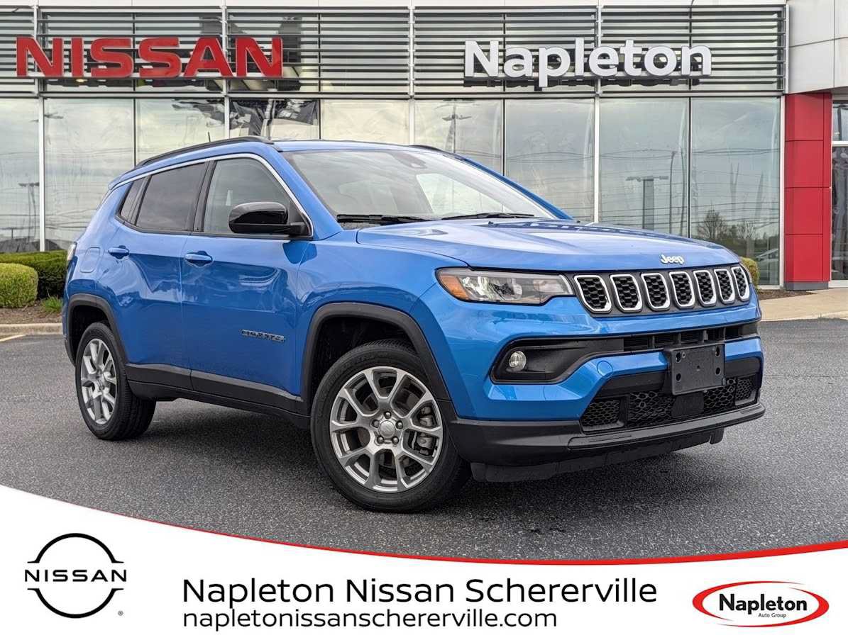 Used 2024 Jeep Compass Latitude AWD/4WD image 1