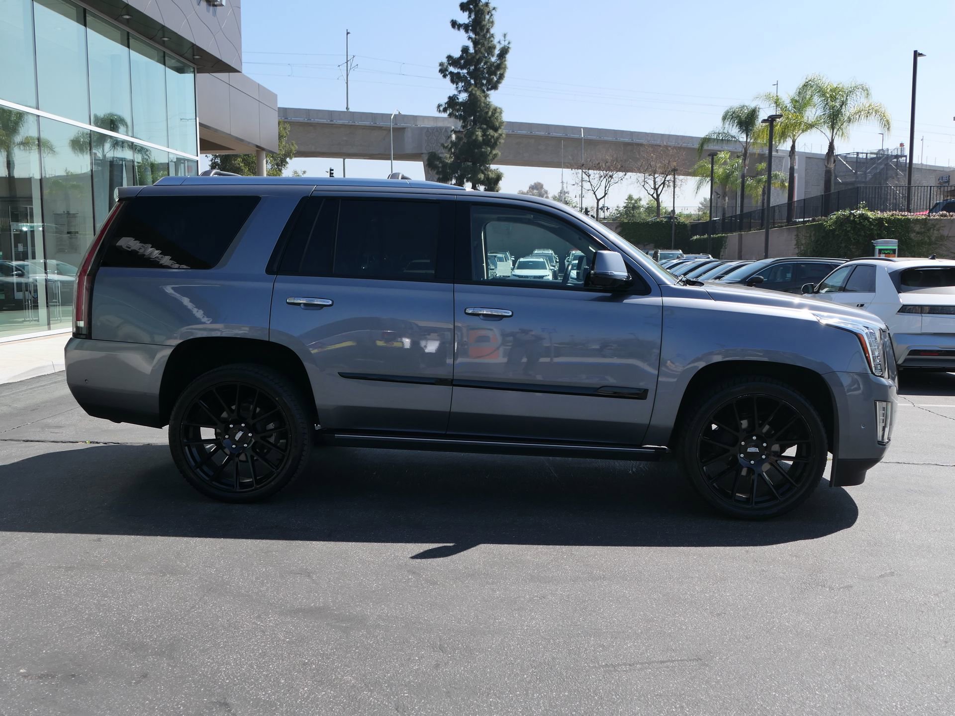 Used 2019 Cadillac Escalade Premium Luxury w/ Escalade Sport Edition image 2