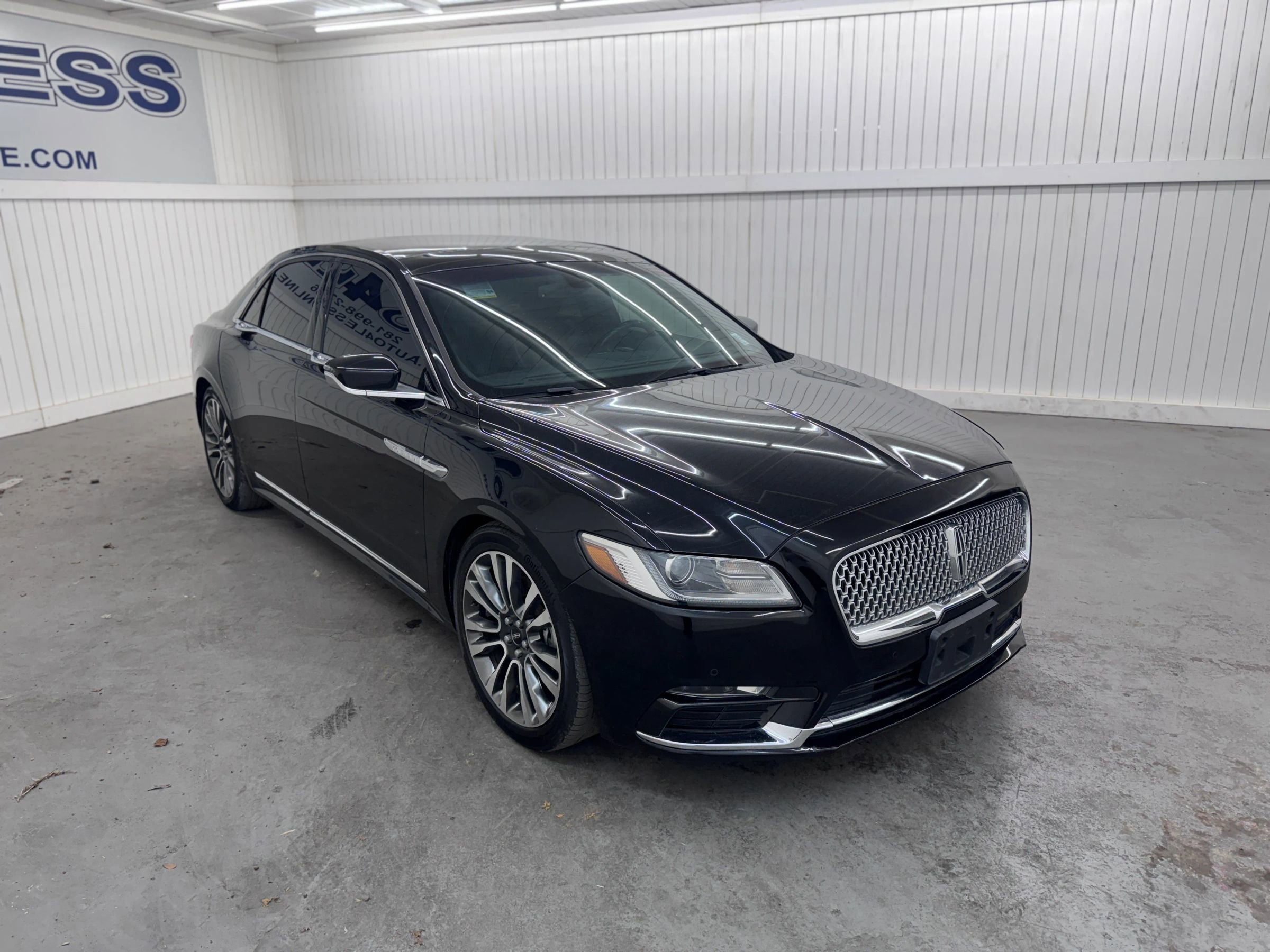 Used 2017 Lincoln Continental Select image 3
