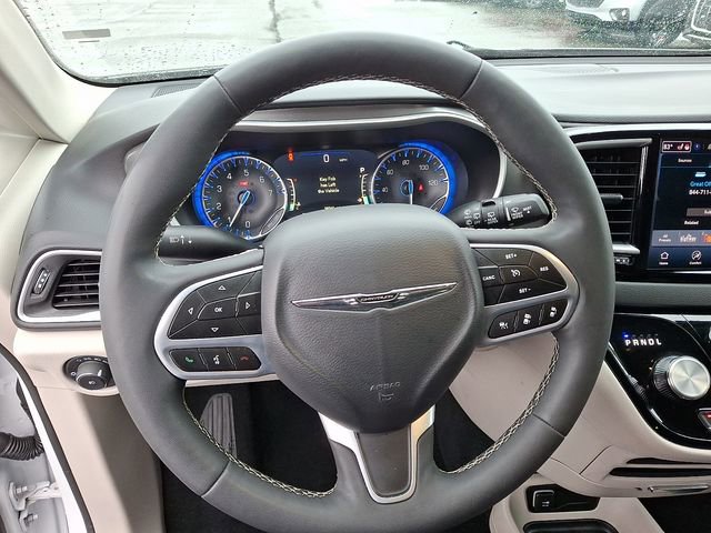 Used 2024 Chrysler Pacifica Touring-L image 16