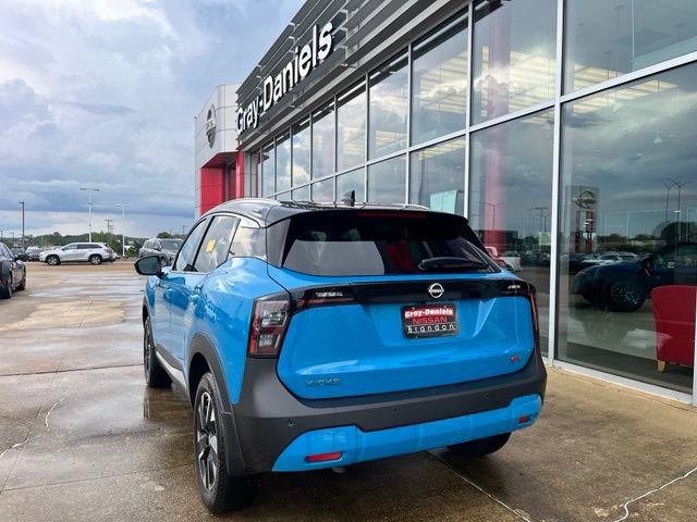 Used 2025 Nissan Kicks SR FWD image 2