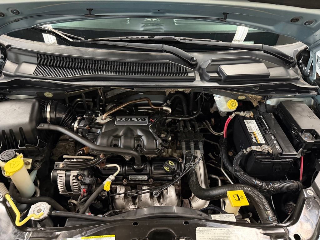 Used 2010 Chrysler Town & Country Touring FWD image 31