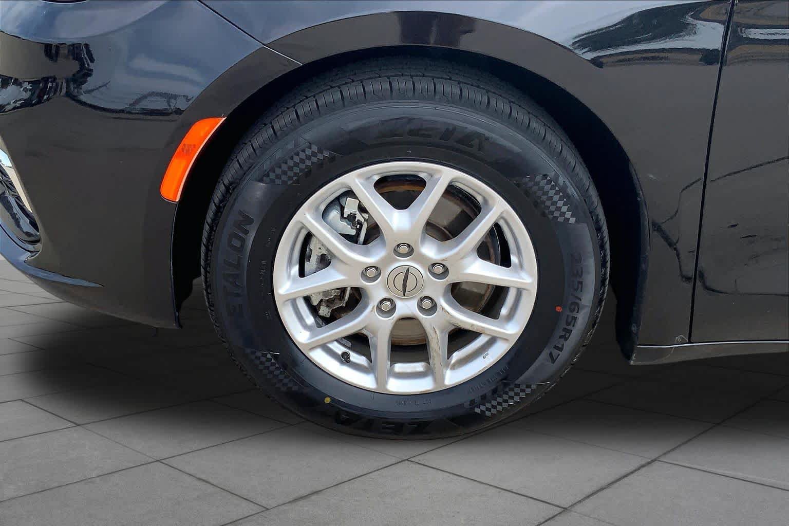 Used 2024 Chrysler Pacifica Touring-L FWD image 11