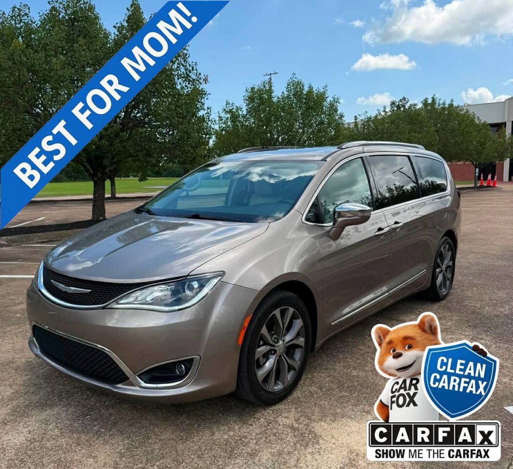Used 2017 Chrysler Pacifica Limited FWD image 1