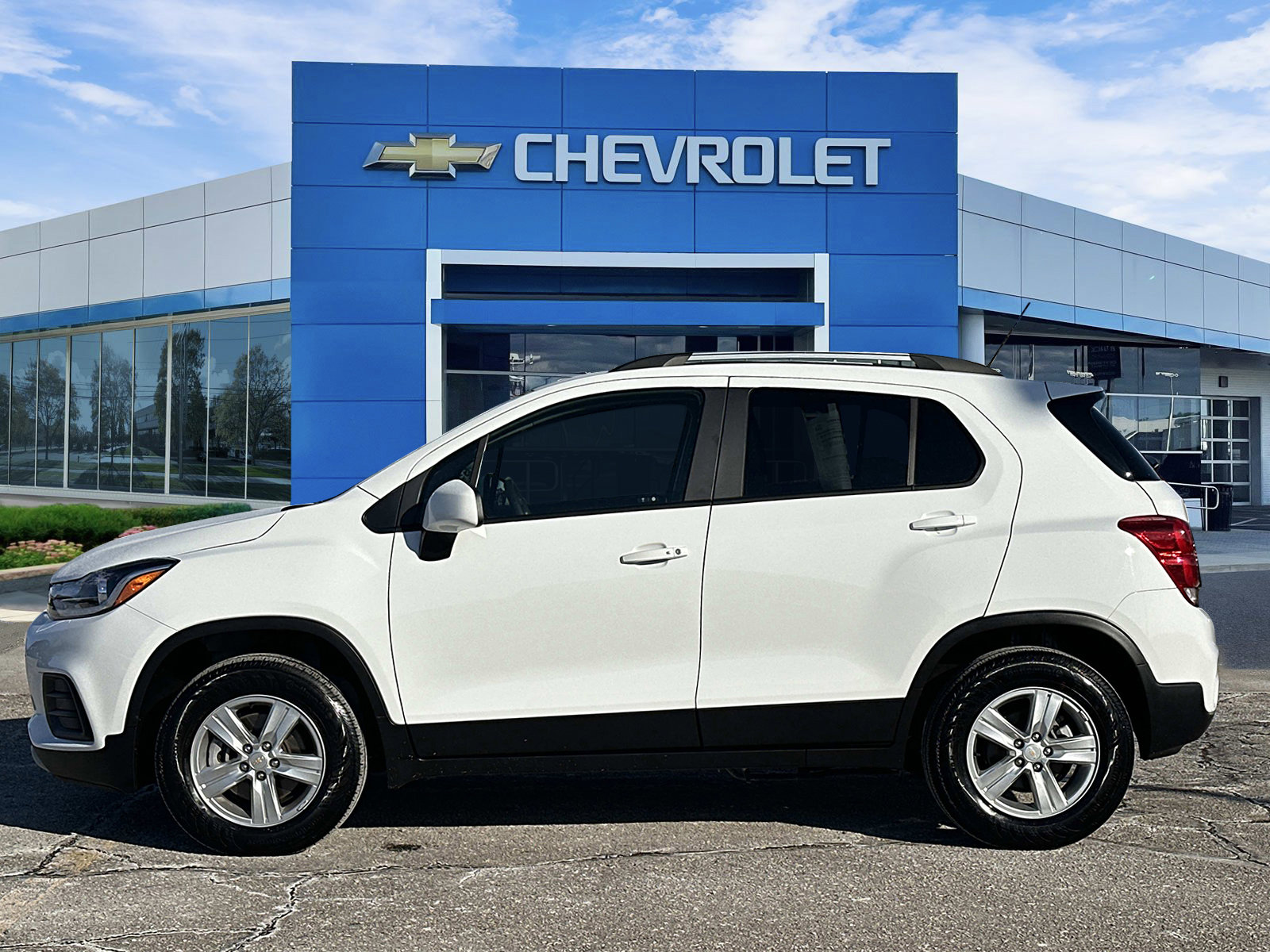Certified 2022 Chevrolet Trax LT w/ LT Convenience Package image 2
