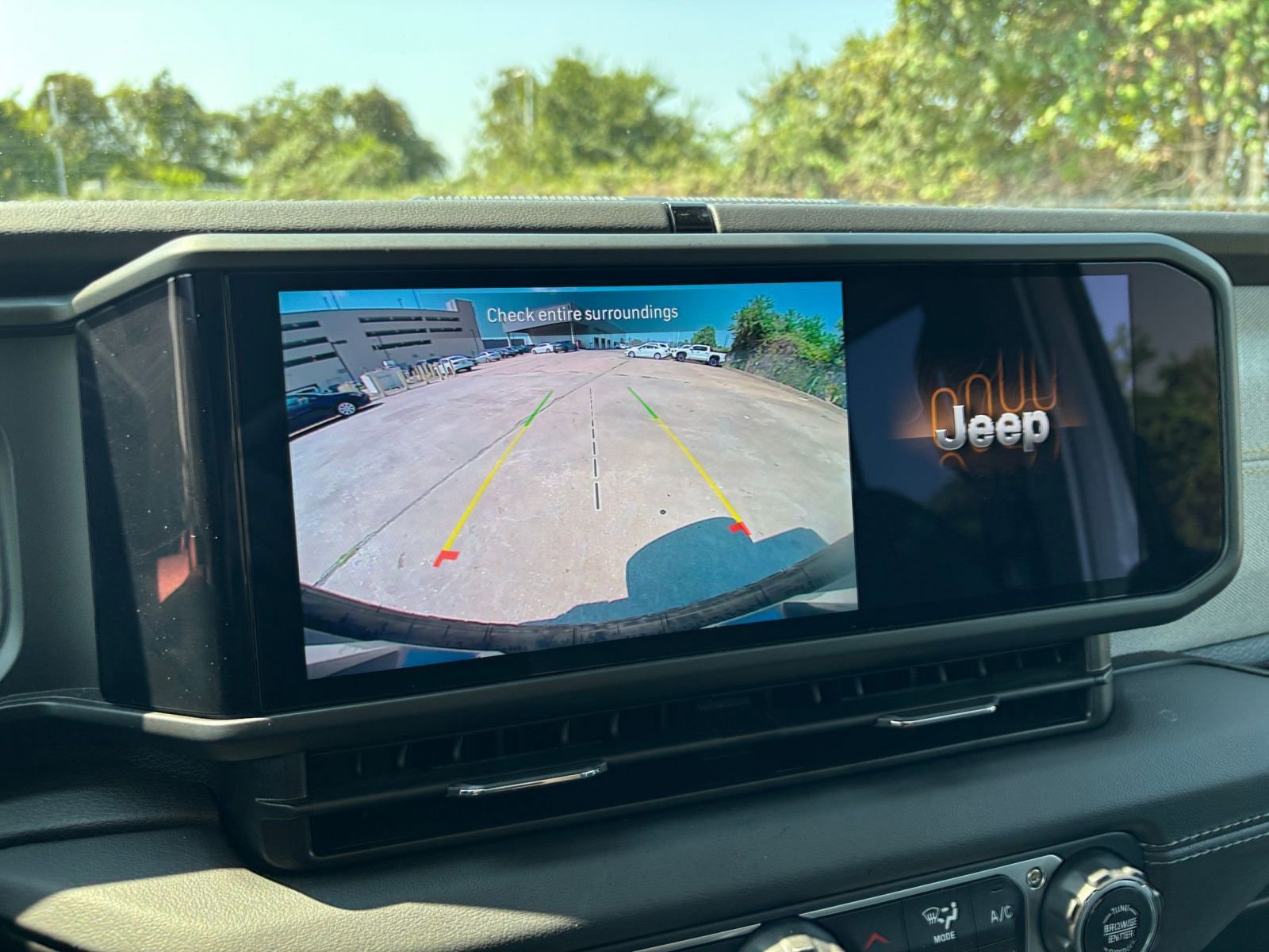 Used 2025 Jeep Wrangler Sahara image 17