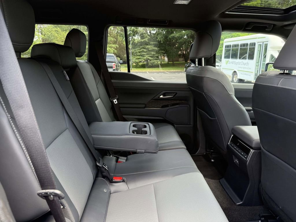 Used 2025 Lexus GX 550 w/ Accessory Package (2T) AWD/4WD image 16