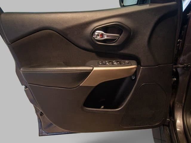 Used 2017 Jeep Cherokee Latitude w/ Cold Weather Group image 10