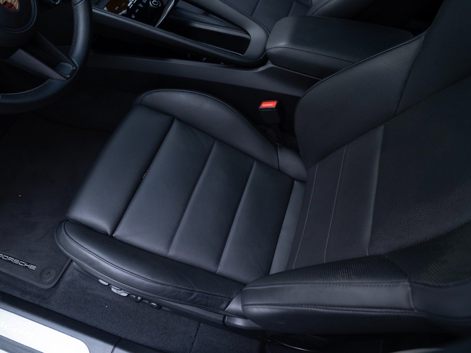 Certified 2025 Porsche Macan Electric image 17