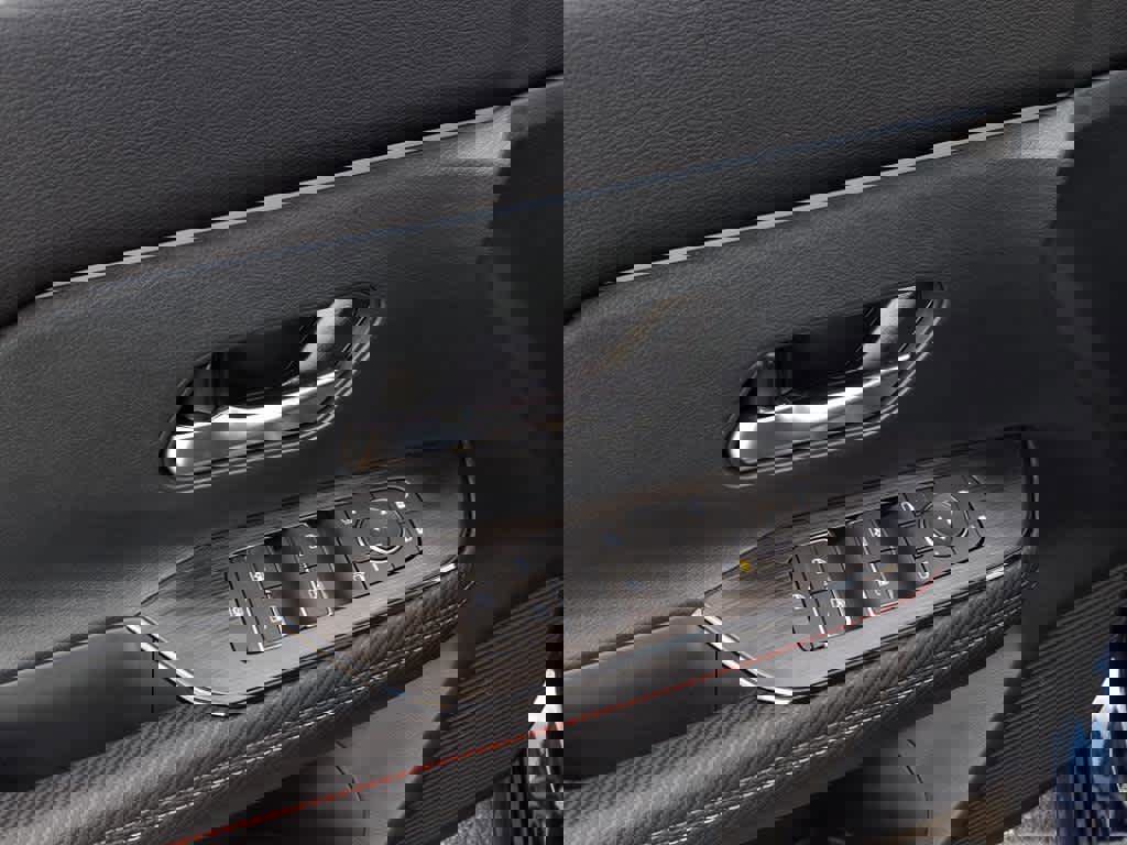 New 2025 Nissan Kicks SR image 35