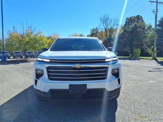 Used 2024 Chevrolet Traverse LT image 2