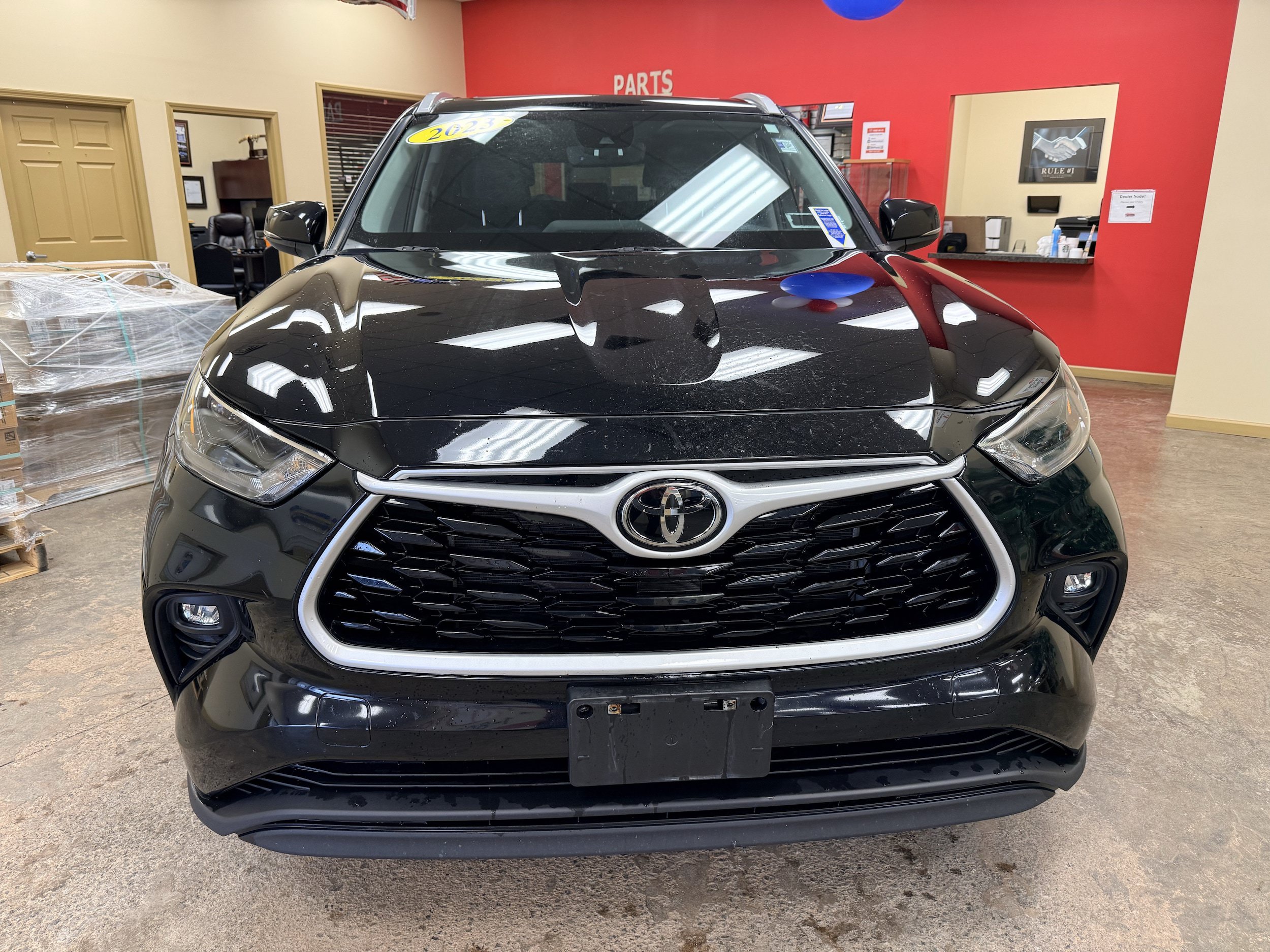 Used 2023 Toyota Highlander XLE AWD/4WD image 2