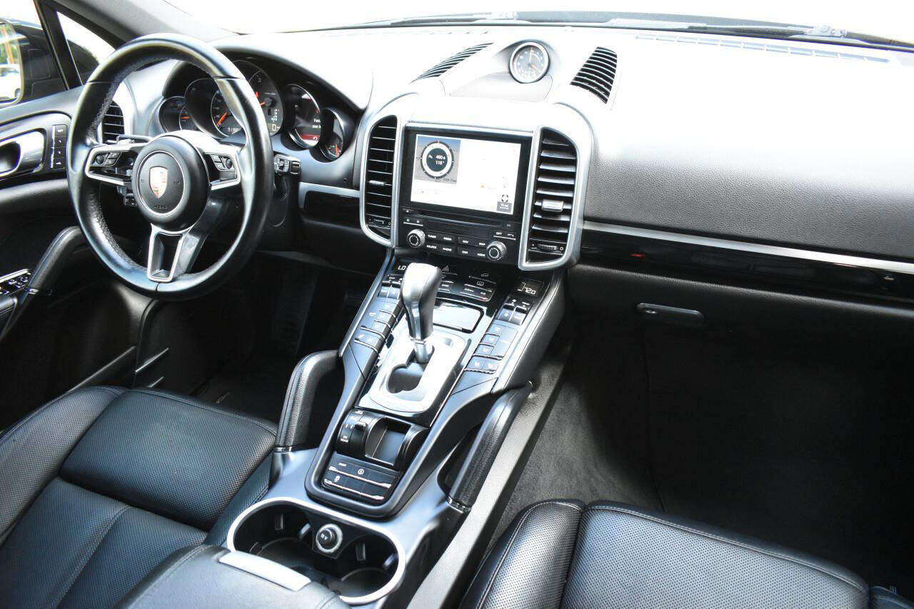 Used 2018 Porsche Cayenne Platinum Edition AWD/4WD image 32