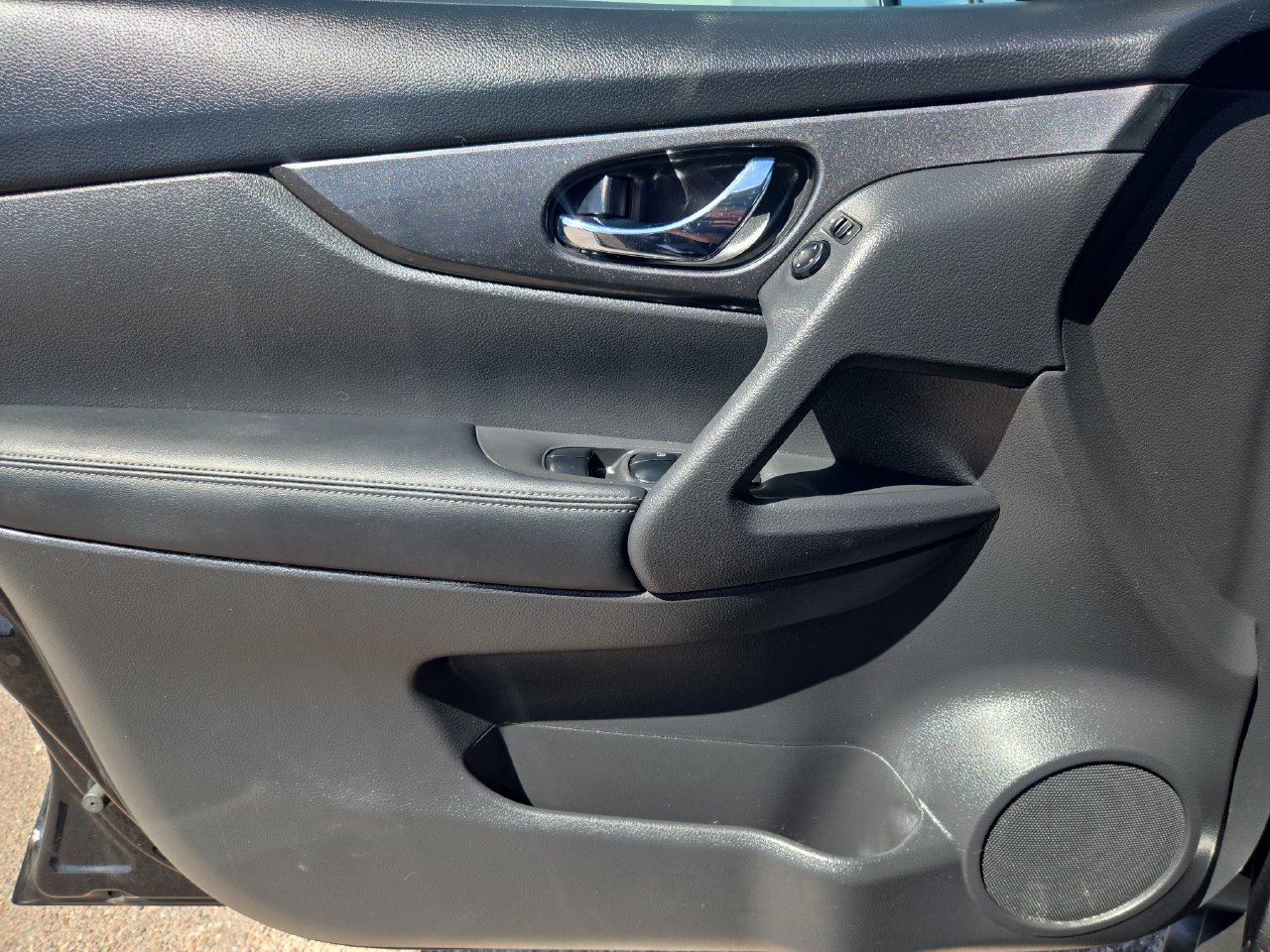 Used 2017 Nissan Rogue SV FWD image 25