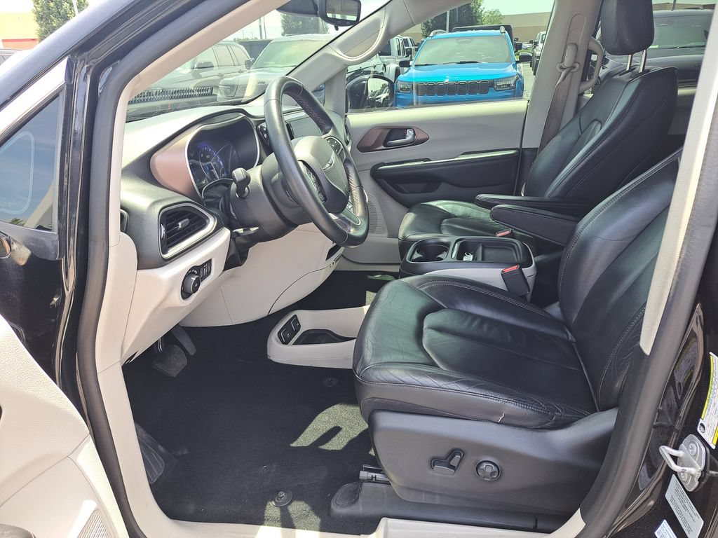 Used 2017 Chrysler Pacifica Touring-L FWD image 11
