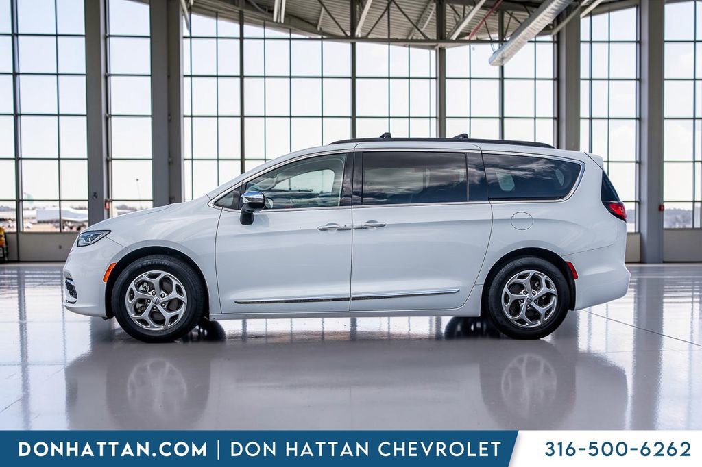 Used 2023 Chrysler Pacifica Limited FWD image 2