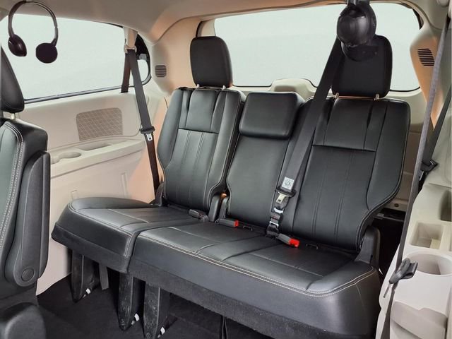 Used 2014 Chrysler Town & Country Touring image 21
