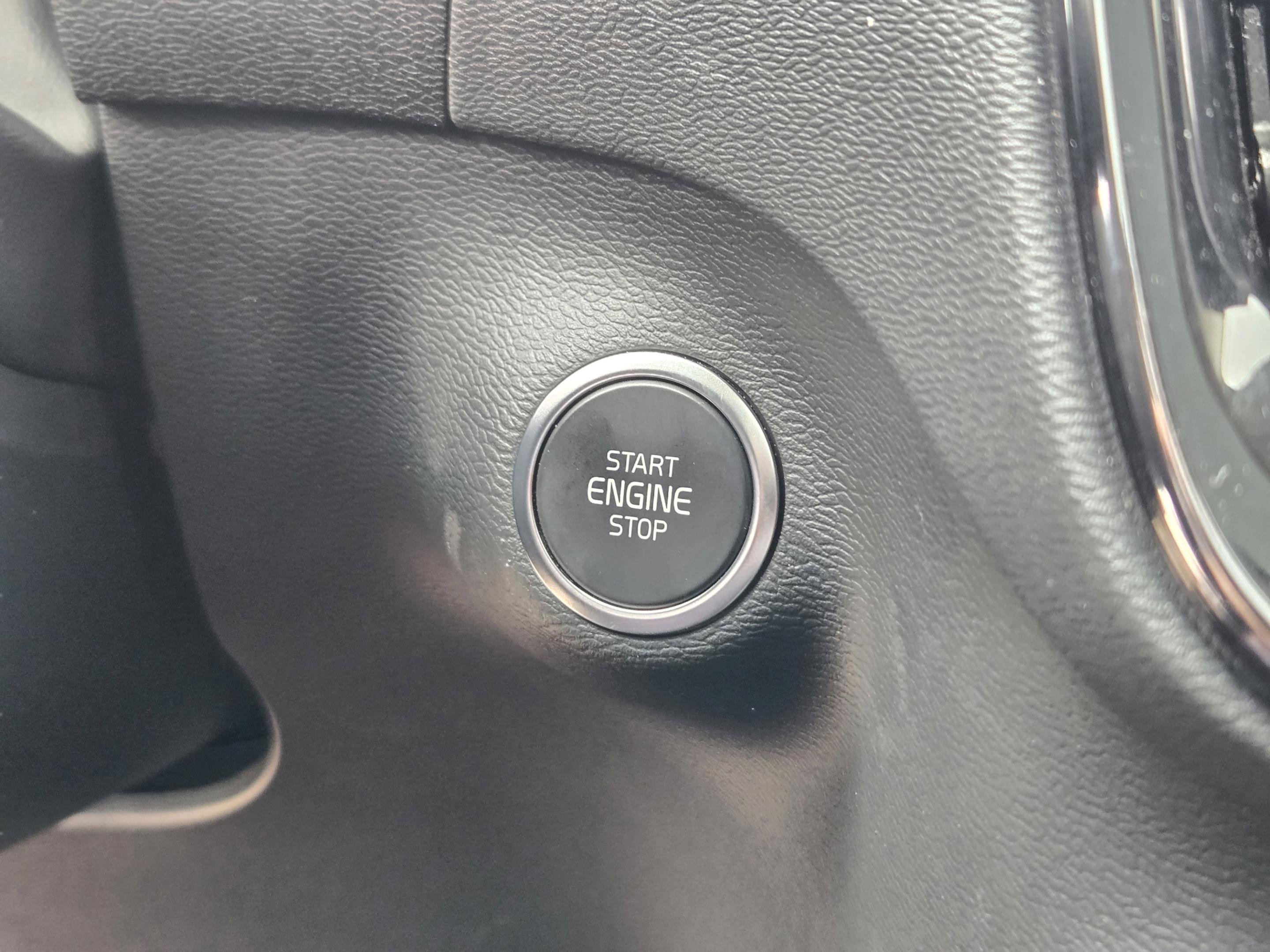 Used 2025 Volvo XC40 B5 Plus image 32