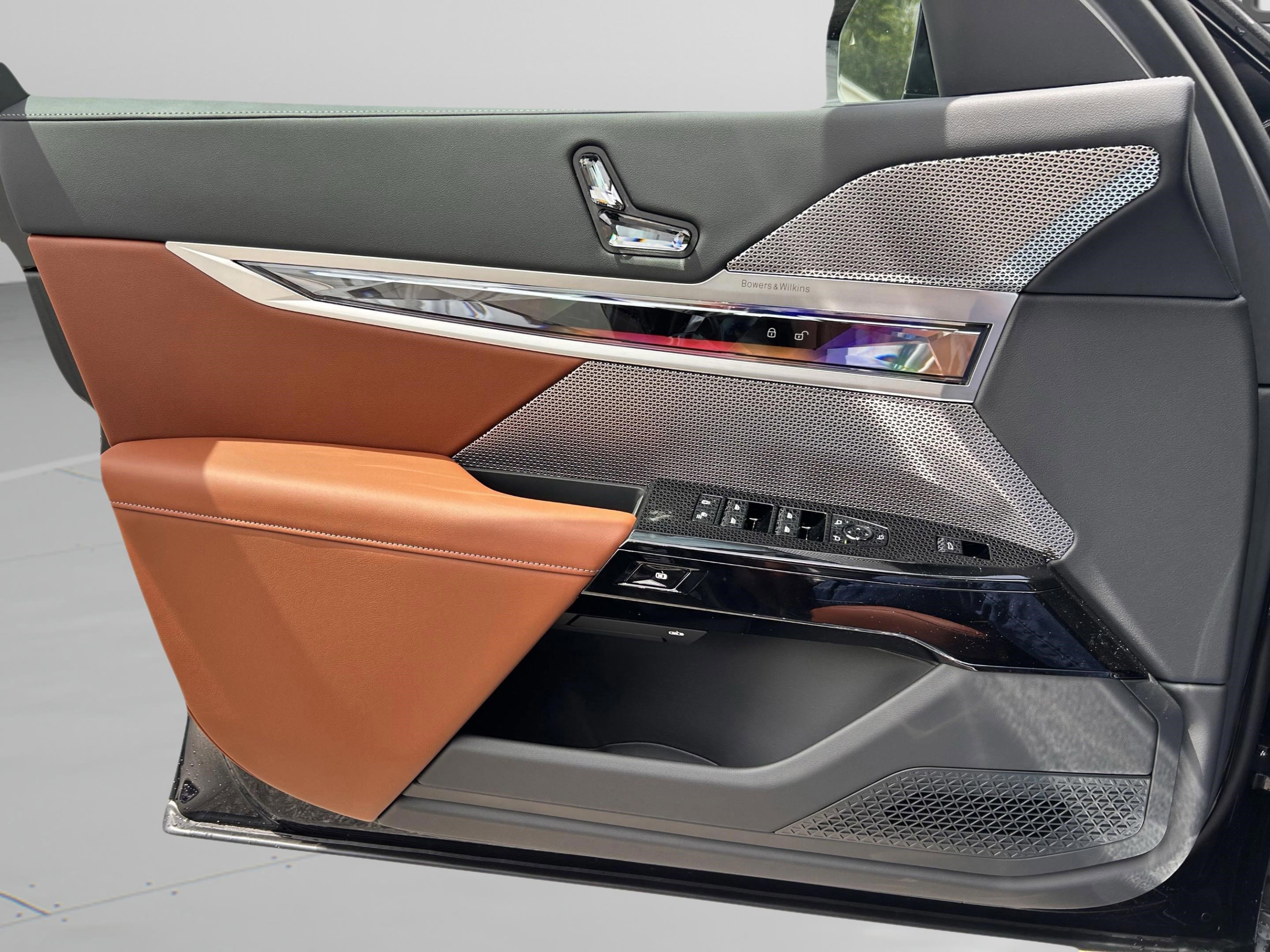 Used 2025 BMW 740i w/ Premium Package image 22