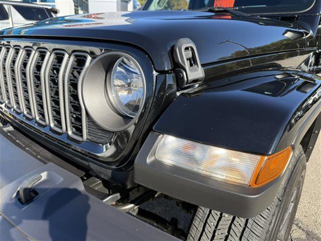 Used 2024 Jeep Gladiator Sport image 28