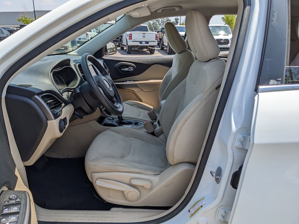 Used 2019 Jeep Cherokee Latitude w/ Popular Appearance Group FWD image 17